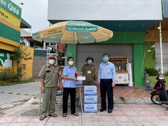 Tổng giám đốc Công ty tặng quà động viên các chốt phòng chống Covid-19 trên địa bàn phường Gia Thuỵ, phường Đức Giang và phường Việt Hưng.