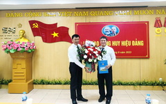 Lễ trao tặng Huy hiệu 30 năm tuổi Đảng cho đồng chí Trần Viết Hưng- Bí thư Đảng uỷ, Chủ tịch HĐQT, Tổng giám đốc Công ty.